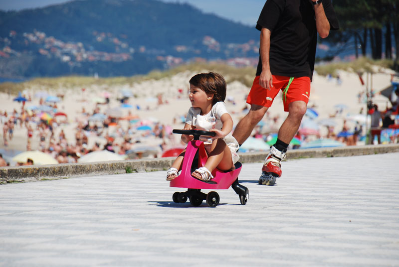 El didicar es un correpasillos muy seguro. Gracias a sus 6 ruedas no vuelca y se mantiene estable por muchos movimientos bruscos que hagan los niños subidos en él.